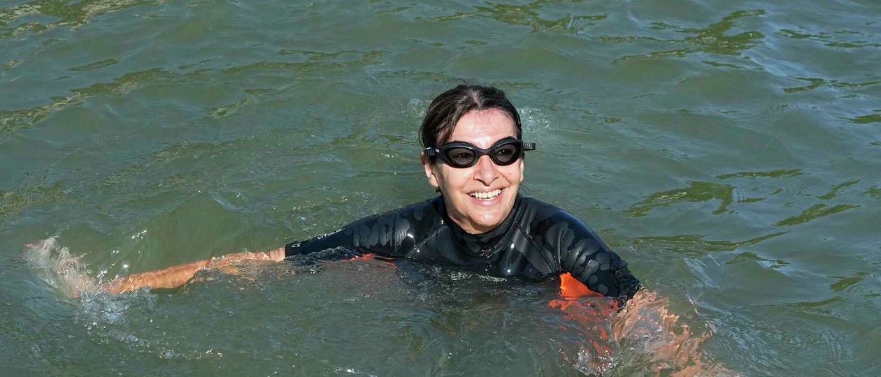 Parisian-mayor-Anne-Hidalgo-swims-in-Seine-River-before-Olympics.jpg