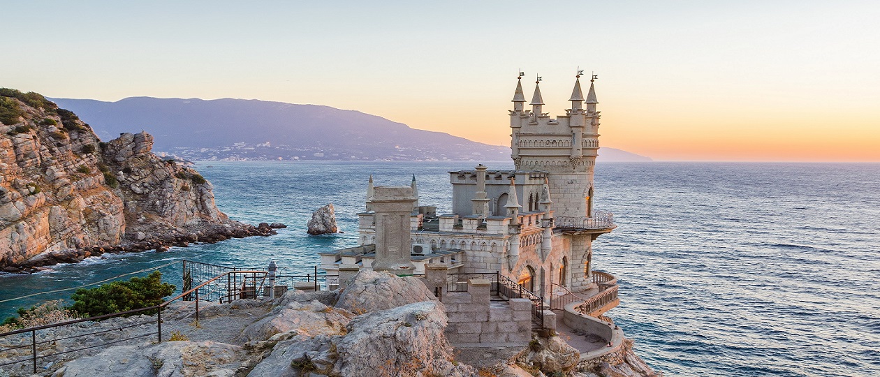 Swallows-Nest-Castle-in-Crimea.jpg