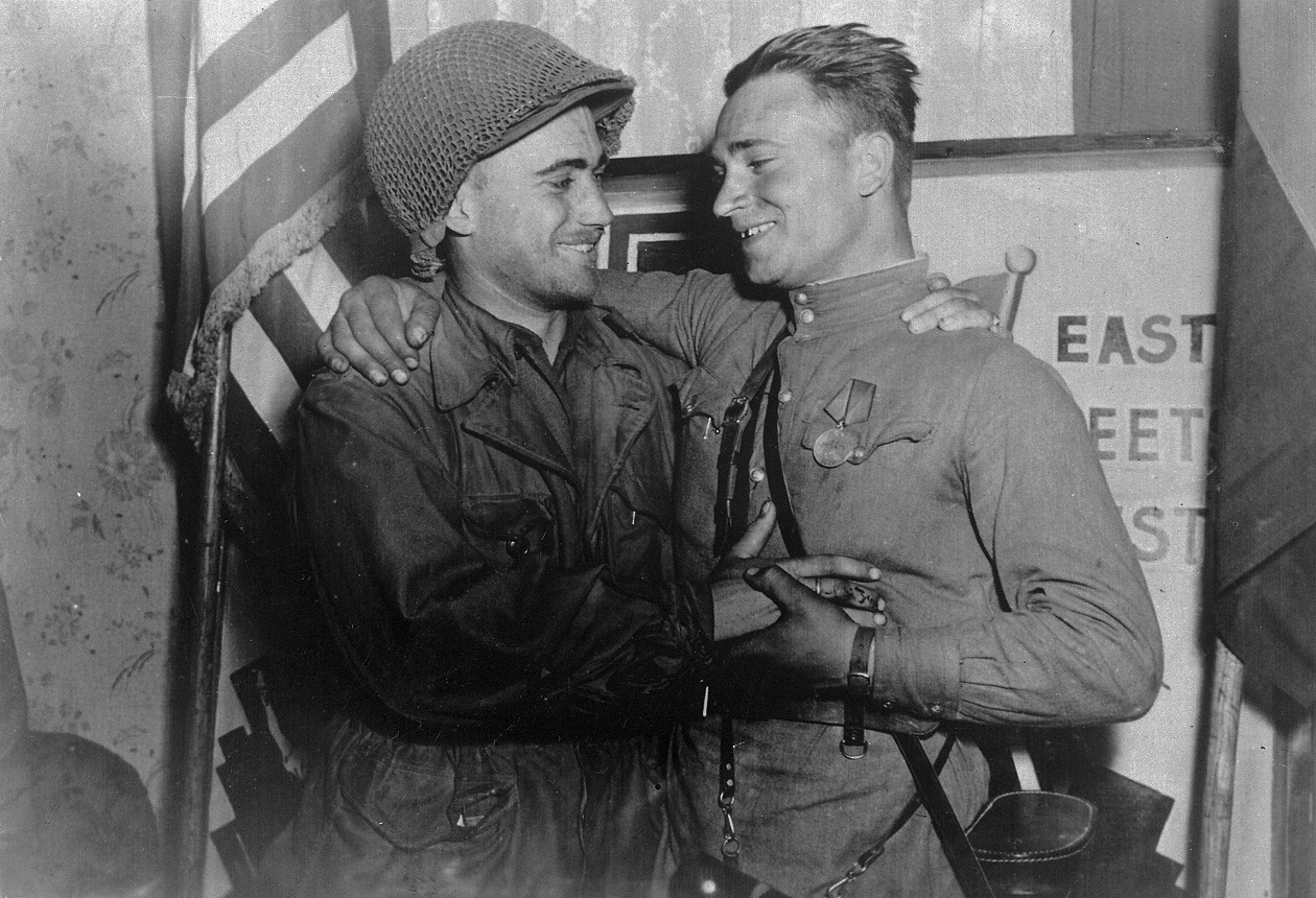 April 26 1945 friendly handshake between Robertson and Silvashko