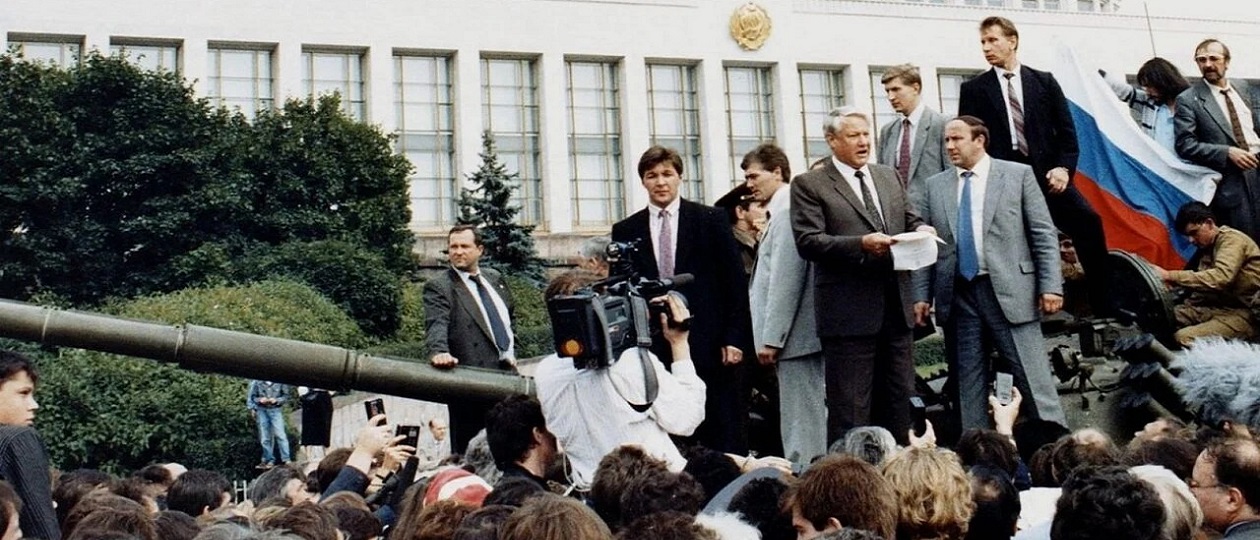Boris-Yeltsin-on-a-tank-in-August-1991.jpg